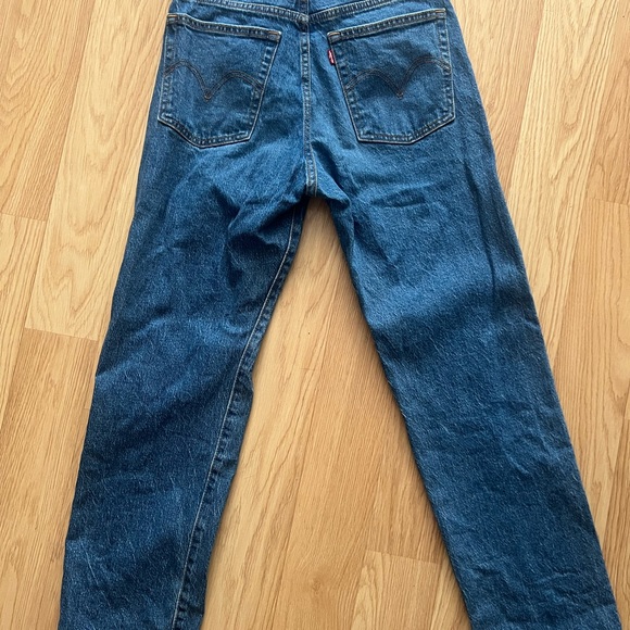 Levis Wedgie Straight Size 26
New- worn once
Retails $135 - Picture 2 of 3